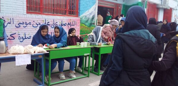 بازارچه دانش‌آموزی کسب در آمد در دبیرستان میثاق منطقه تبادکان مشهد
