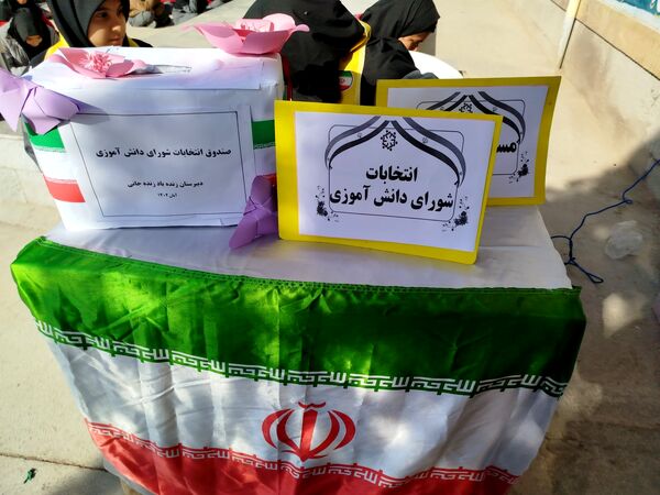 انتخابات شورای دانش آموزی در دبیرستان دخترانه امید 