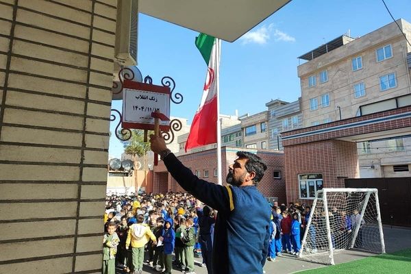 زنگ انقلاب با رونمایی از نمایشگاه دست‌سازه‌ها