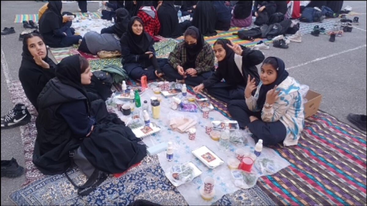 همدلی دانش‌آموزان دبیرستان کوثر کهک در برپایی مراسم افطاری/ فیلم