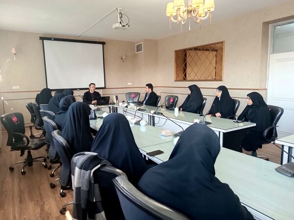 جلسه هم‌اندیشی و تقدیر از فعالان حوزه سوادآموزی ناحیه ۵ مشهد
