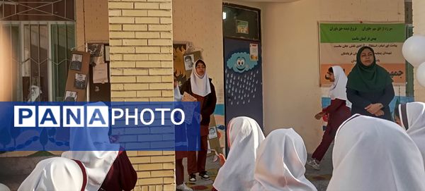 شور جشن ۲۲ بهمن در مدرسه مولوی فین؛ عطر شعر و نور ولایت در هم آمیخت