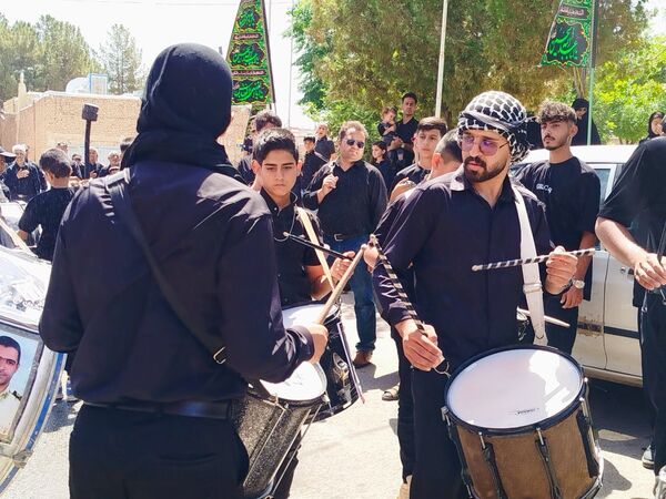 حماسه زنجیرزنی در فدافن؛ عزاداری دهه اول محرم با حضور پرشور جوانان