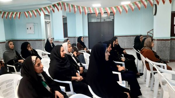 آذین‌بندی دهه فجر و نواخته شدن زنگ انقلاب در دبیرستان حضرت آسیه(س) حاجی‌آباد