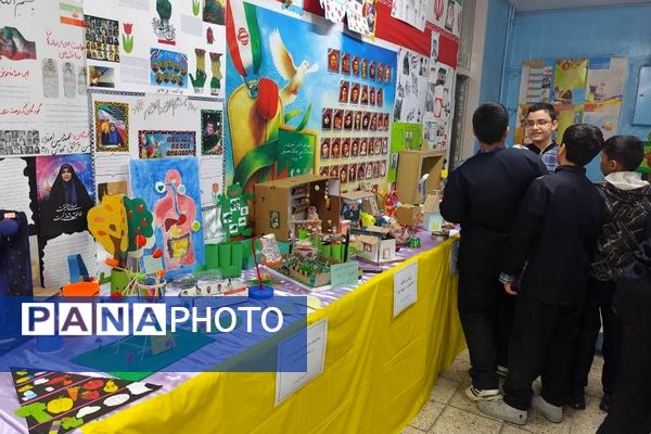 برپایی نمایشگاه دستاوردهای خلاقانه و نقاشی همگانی در دبستان شهید چمران ناحیه دو شهرری 