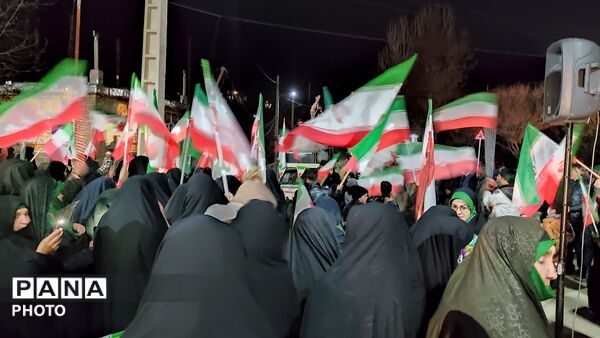 زن و مرد و پیر و جوان این شب ها در اجتماعات خیابانی شهر بار 