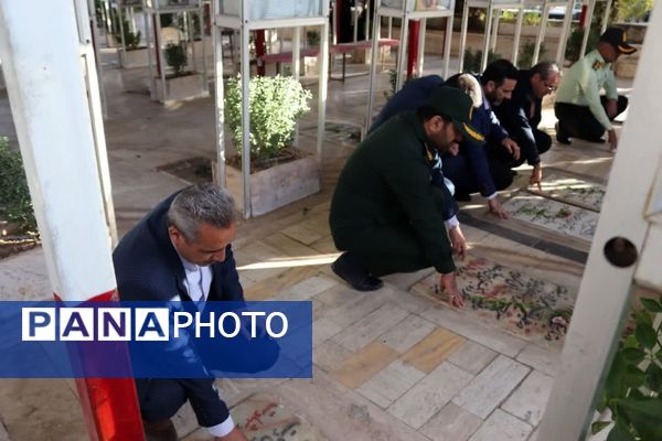  حال و هوای خاص گلباران مزار شهدا در گلزار شهدای شهرستان محلات