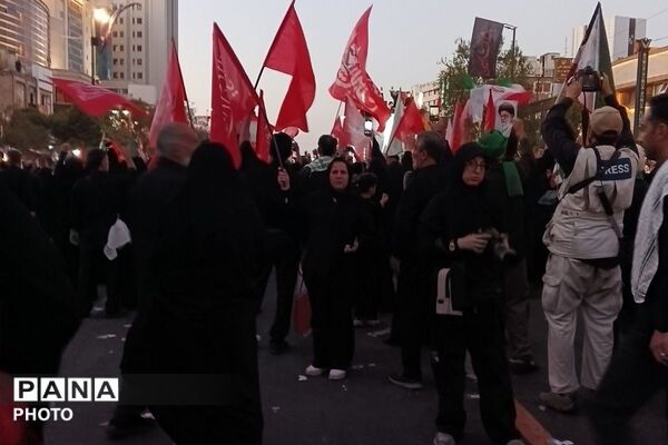 عبورِ پیکرِ عشق؛ آخرین وداع در مشهد از پشتِ شیشه‌های غبارگرفته