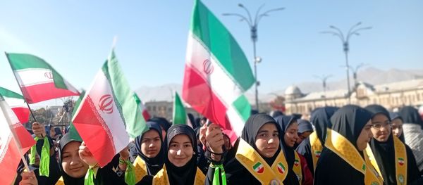 حضور پررنگ پیشتازان، جلوه‌ای از نشاط و بصیرت دانش‌آموزی در سیزده آبان