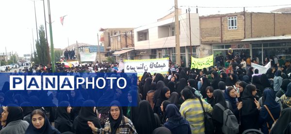 دانش‌آموزان شهرستان دره شهر در روز دانش‌آموز، شعارهای ضد استکباری سر دادند