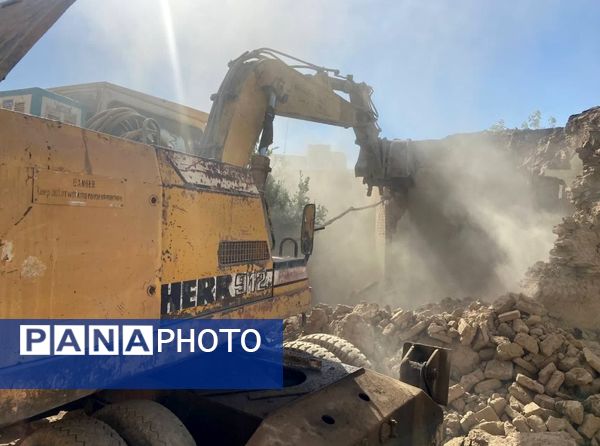 تخریب منازل آسیب دیده، پرخطر و زلزله زده در شهر کاشمر