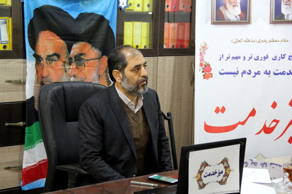 پاسخگویی رئیس اداره آموزش و پرورش شهرستان قدس پشت میز خدمت