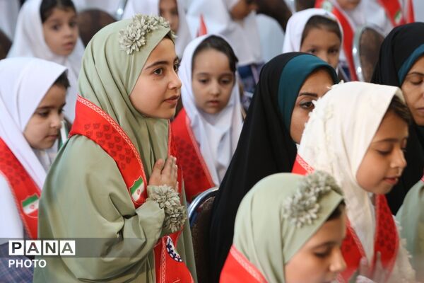 جشن شکوفه‌ها در دبستان ۲۲ بهمن یزد