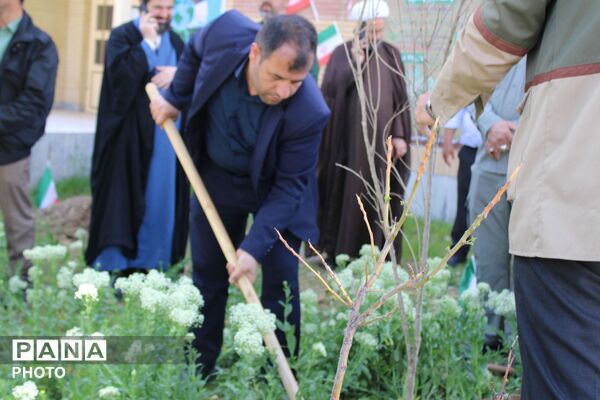 نهال کاری در فاروج به یاد دانش‌آموزان میناب 