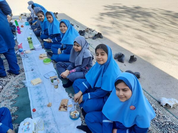 تخم مرغ، قهرمان کوچک سفره‌ها: جشنواره‌ای پرنشاط در دبستان دخترانه ام البنین