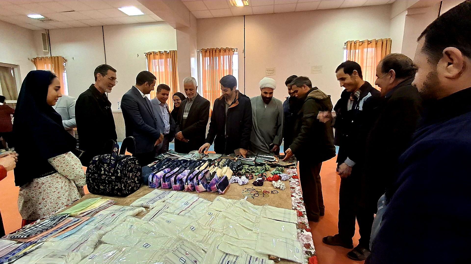 بازدید مسئولان و دانش‌آموزان از نمایشگاه دستاوردهای هنرستان بنت‌الهدی صدر