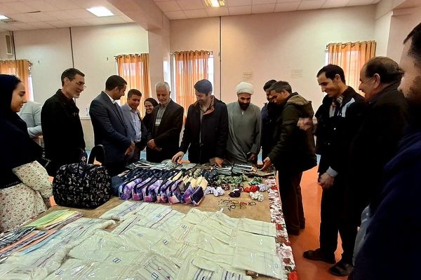 بازدید مسئولان و دانش‌آموزان از نمایشگاه دستاوردهای هنرستان بنت‌الهدی صدر