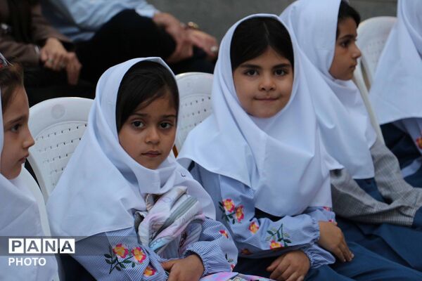 جشن شکوفه‌ها در مدرسه ۱۷ شهریور بجنورد با یاد دختران شهید میناب
