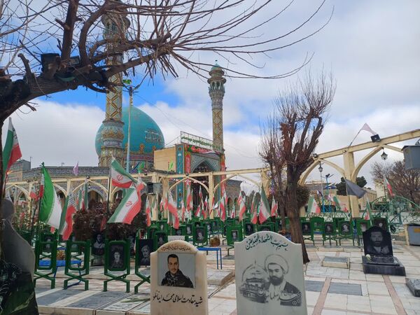 غبارروبی مزار شهدا در امام زاده طاهر(ع) کرج  
