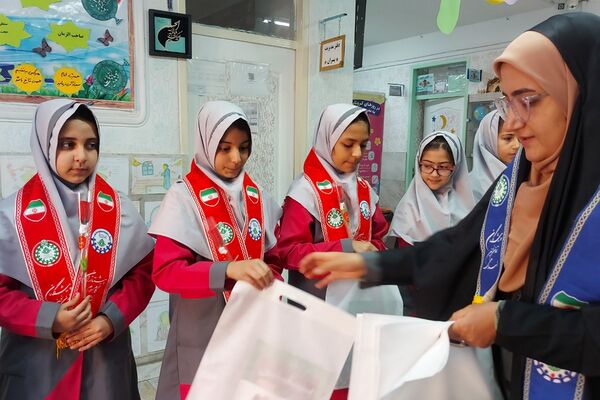 اهدا کتاب به پیشتازان فعال کهریزک 