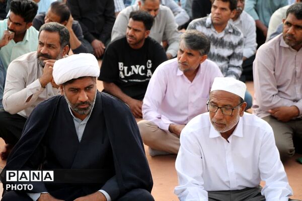 طنین نماز عید قربان در بقعه متبرک امامزاده شاه قطب‌الدین حیدر (ع) رودان