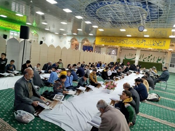 جلسه جزء خوانی قرآن کریم در امامزاده سید حمزه(ع) شهرستان کاشمر