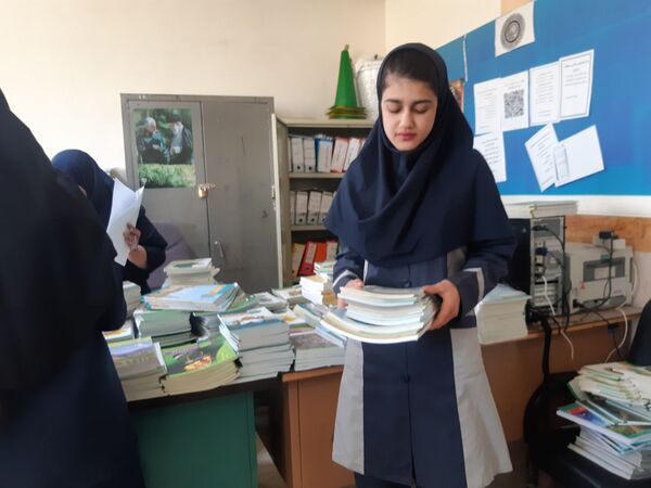 آغاز توزیع کتاب‌های درسی در مدرسه خدیجه کبری زاغه