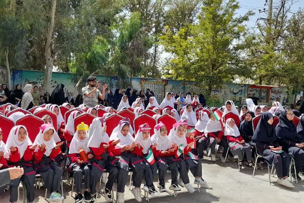 بازگشایی مدارس پیشوا با برنامه‌های شاد و اجرای عروسکی