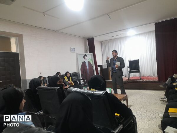 بازدید دانش آموزان  آموزشگاه تکتم از نمایشگاه کانون امام خمینی (ره) 