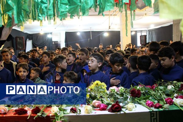 عطر شهادت در کلاس درس؛ دانش‌آموزان سامان میزبان پیکر پاک شهید گمنام شدند