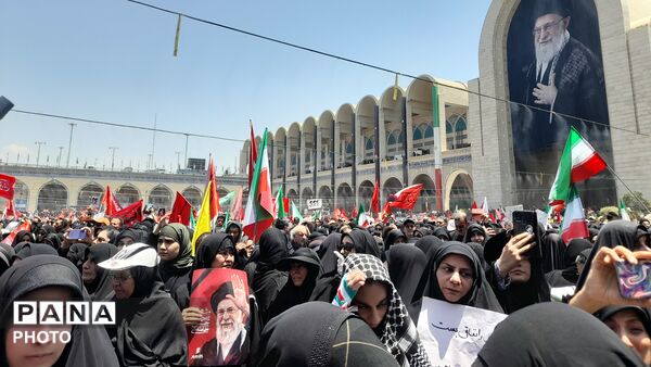  نمایشِ اقتدار در تشییعِ رهبر شهید