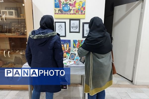 نمایشگاه دست سازه‌های هنری دانش‌آموزان در پژوهش سرای بصیرت 2 ناحیه 2 شهرری 
