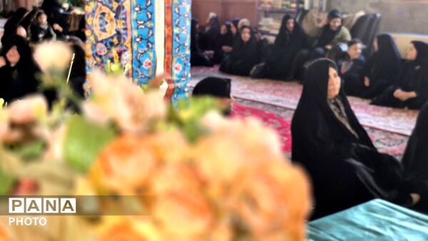 فارسان در جشن دهه کرامت؛ گردهمایی مردم در بارگاه امامزاده 