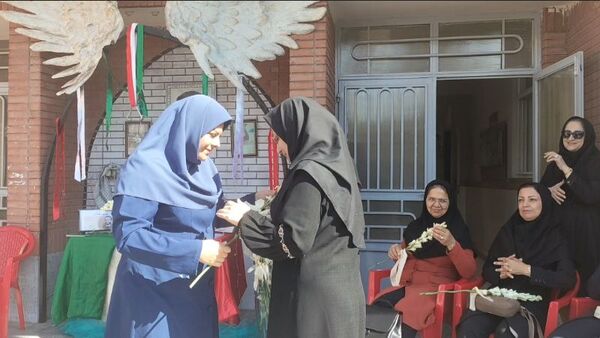 مراسم اولین روز سال تحصیلی در دبیرستان فرزانگان ۴