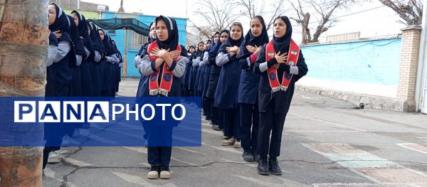  اجرای سرود همگانی (ایرانمون) توسط دانش آموزان مدرسه ناهید نخودی 