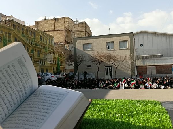  تجدید بیعت با ایستادگی در دبیرستان دخترانه ذبیح الله هوشیار