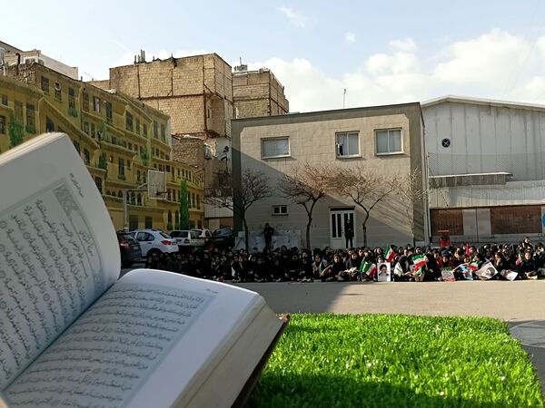  تجدید بیعت با ایستادگی در دبیرستان دخترانه ذبیح الله هوشیار