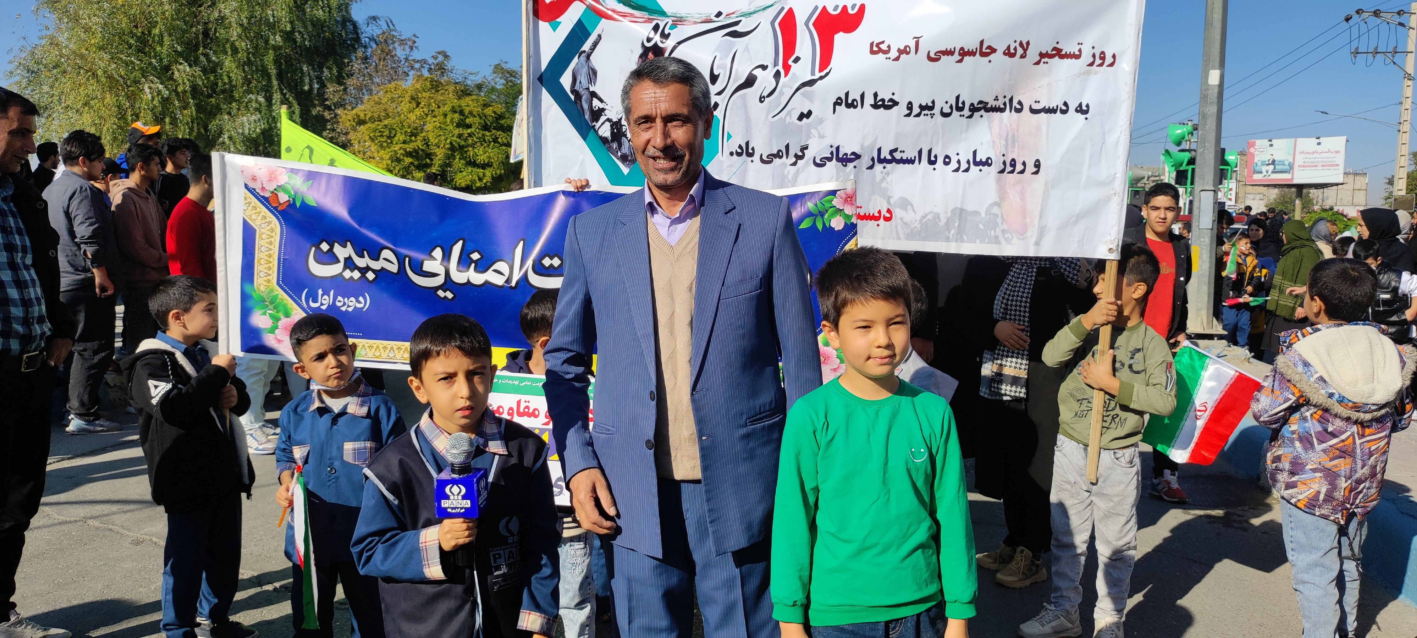 حضور دانش‌آموزان دبستان مبین شیروان در راهپیمایی ۱۳ آبان