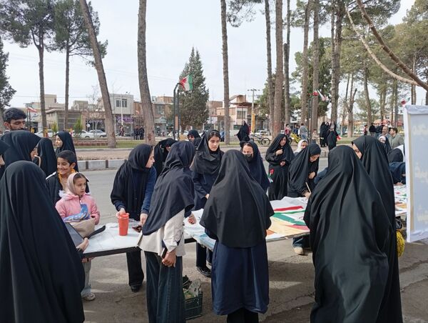 نقاشی چند متری در حاشیه راهپیمایی ۲۲ بهمن در خلیل آباد