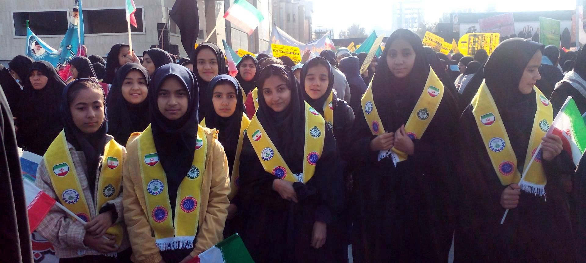 حضور پرشور دانش آموزان دبیرستان علی بن ابی طالب (ع) در راهپیمایی 13 آبان