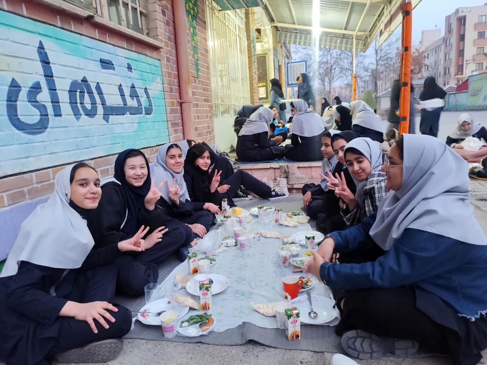 مراسم افطاری در دبیرستان شاهد شهید حمامی