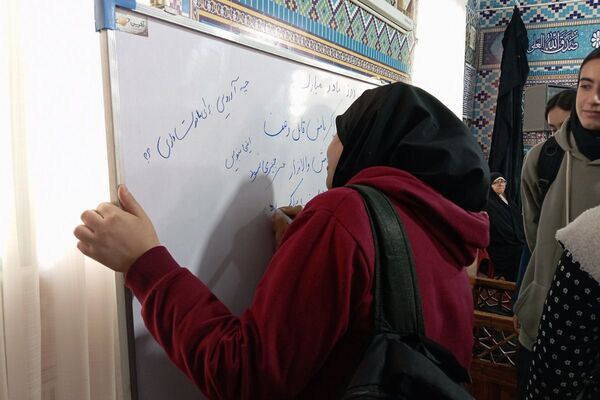 حضور دانش آموزان دبیرستان دخترانه دانش نیا در نمایشگاه صنایع دستی حوزه علمیه 