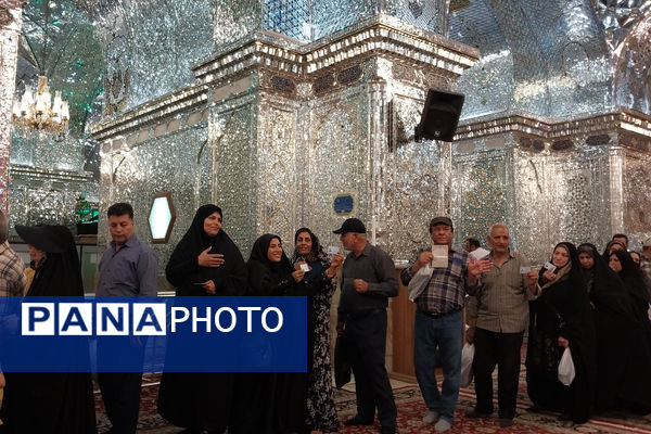 شاهچراغ مملو از مردمی که برای انتخابات حضور پیدا کردند