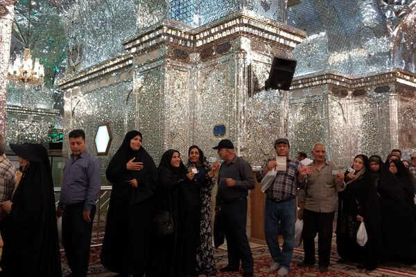 شاهچراغ مملو از مردمی که برای انتخابات حضور پیدا کردند