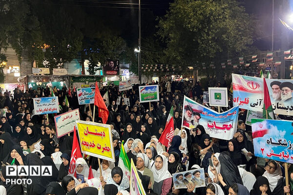 میان دانش‌آموزان و رهبر شهید پیمان جاودانه با نوای سرود رقم خورد
