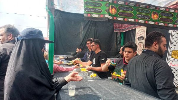 استقبال پر شور مردم از پیاده روی جاماندگان اربعین در مسیر خیابان ۱۷ شهریور تهران