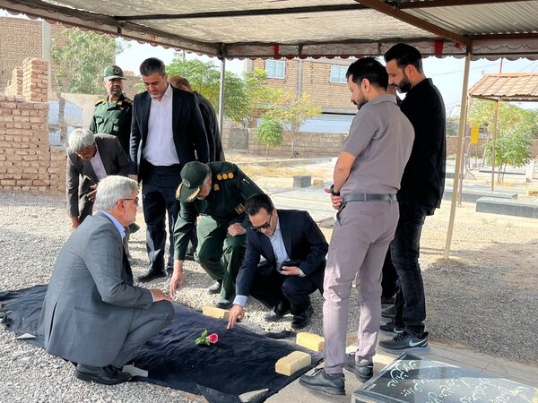 بازدید و غبار روبی مسئولین از مزار شهدای روستای دهنو خلیل آباد 