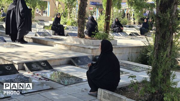 حضور پرشور مردم فارسان در گلزار شهدا؛ تجدید میثاق با آرمان‌های ایثار و شهادت