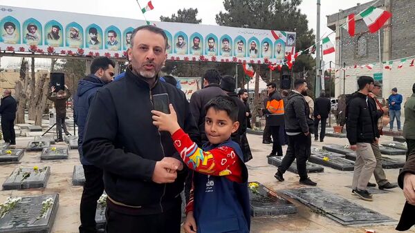 مراسم عطرافشانی مزار شهدا با حضور پرشکوه نوجوانان دهه نودی