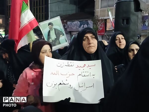 تجمع شبانه مردم شهر املش در چهلم شهدای میناب و رهبر شهید